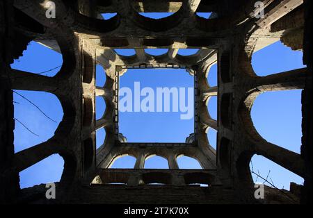 Guardando in alto tra le rovine del castello di Lowther, Penrith, Cumbria, Inghilterra, Regno Unito. Foto Stock