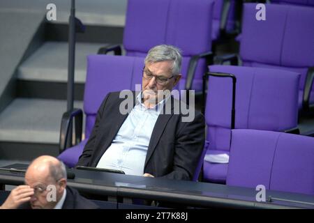 Berlino, Deutschland, 16.11.2023: Sitzungswoche im Deutschen Bundestag, 137. Sitzung: Bernd Riexinger, im Vordergrund angeschnitten Gregor Gysi, Beide Linke. *** Berlino, Germania, 16 11 2023 settimana di sessione nel Bundestag tedesco, sessione 137 Bernd Riexinger, in primo piano Gregor Gysi, Both Left Party Copyright: XdtsxNachrichtenagenturx dts 25872 Credit: Imago/Alamy Live News Foto Stock