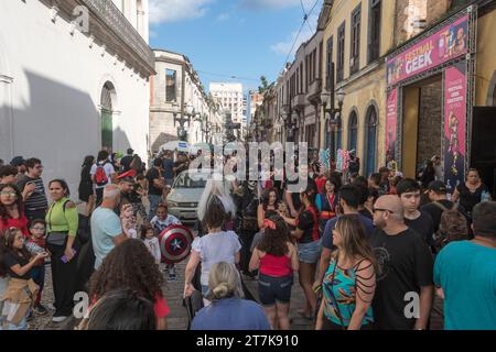 Santos, Brasile. Festa geek in via Comércio, quartiere Valongo. Foto Stock