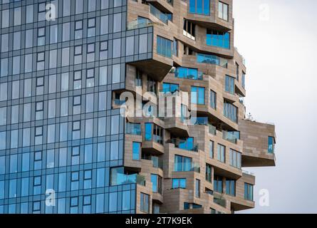 Amsterdam, Paesi Bassi, 24.02.2023, dettaglio del futuristico edificio residenziale The Valley at Zuidas District di Amsterdam Foto Stock