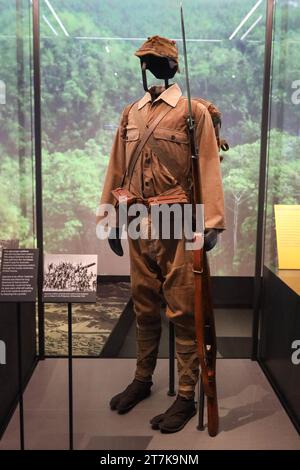 Uniforme leggera dell'esercito giapponese della seconda Guerra Mondiale con scarpe Jika-Tabi a punta spaccata Imperial War Museum, Londra Foto Stock