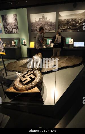 La battaglia danneggiò l'aquila nazista scolpita dalle rovine dell'edificio della Cancelleria di Berlino, in mostra all'Imperial War Museum di Londra Foto Stock