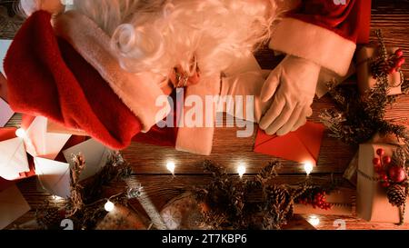 Babbo Natale che dorme alla sua scrivania Foto Stock