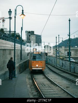 Un tram arancione a Budapest, in Ungheria Foto Stock