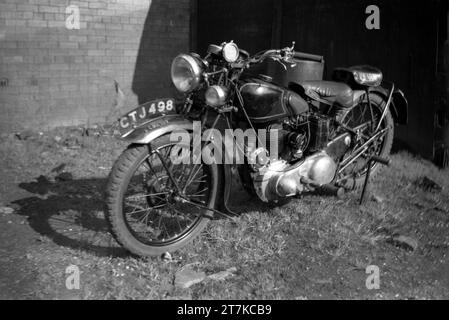 Anni '1950, una moto Sunbeam parcheggiata in un cortile, Oldham, Inghilterra, Regno Unito. La prima motocicletta Sunbeam fu prodotta nel 1912, nota come "Gentleman's Motor Bicycle" era un prodotto di qualità. POS WW1, sono stati realizzati diversi nuovi motori e ci sono stati successi nelle gare TT dell'Isola di Man. Portati dalla Matchless (AMC) nel 1936, furono poi rilevati dalla BSA nel 1943 e nel dopoguerra videro due nuovi modelli, S7 e S8 introdotti liberamente sulla base dei disegni della BMW R75. Foto Stock