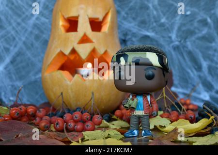 Funko Pop action figure di Lucas della popolare serie TV Stranger Things. Halloween, Jack o lanterna, ragnatela, foglie autunnali, stagione spettrale. Foto Stock