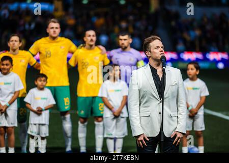 Melbourne, Victoria, Australia. 16 novembre 2023. MELBOURNE, AUSTRALIA - 16 NOVEMBRE: Atmosfera da inno nazionale prima della partita di qualificazione della Coppa del mondo FIFA 2026 tra Australia Socceroos e Bangladesh all'AAMI Park il 16 novembre 2023 a Melbourne, Australia (Credit Image: © Chris Putnam/ZUMA Press Wire) SOLO PER USO EDITORIALE! Non per USO commerciale! Foto Stock