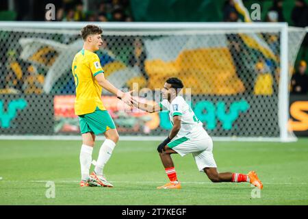 Melbourne, Victoria, Australia. 16 novembre 2023. MELBOURNE, AUSTRALIA - 16 NOVEMBRE: Jordan Bos of Australia consola Mojibur Rahman Jony of Bangladesh dopo la partita di qualificazione della Coppa del mondo FIFA 2026 tra Australia Socceroos e Bangladesh all'AAMI Park il 16 novembre 2023 a Melbourne, Australia (immagine di credito: © Chris Putnam/ZUMA Press Wire) SOLO PER USO EDITORIALE! Non per USO commerciale! Foto Stock