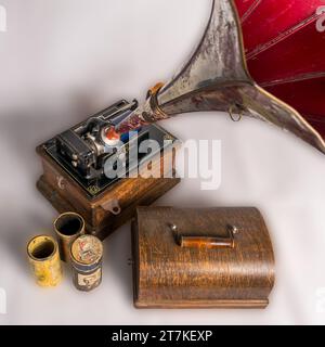 Il vecchio fonografo Edison Fireside del 1911 con tre dischi cilindrici su sfondo bianco Foto Stock