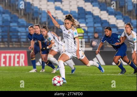 Madrid, SPAGNA. 15 novembre 2023. Tiro dal punto di rigore dal giocatore numero 7 del Real Madrid OLGA CARMONA, che ha portato all'equalizzatore. Le due squadre hanno giocato con un pareggio di 2:2. (Immagine di credito: © Oscar Manuel Sanchez/ZUMA Press Wire) SOLO USO EDITORIALE! Non per USO commerciale! Foto Stock