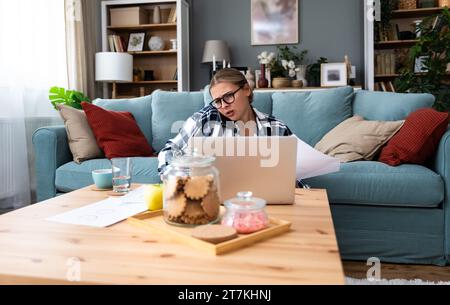 Le mani splash femminili ansiose e arrabbiate non sono in grado di accedere al database sul laptop dimenticando la password con segnale wifi debole. La pazza scioccò la giovane piccola impresa OW Foto Stock