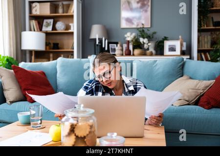 Le mani splash femminili ansiose e arrabbiate non sono in grado di accedere al database sul laptop dimenticando la password con segnale wifi debole. La pazza scioccò la giovane piccola impresa OW Foto Stock