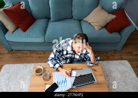 Le mani splash femminili ansiose e arrabbiate non sono in grado di accedere al database sul laptop dimenticando la password con segnale wifi debole. La pazza scioccò la giovane piccola impresa OW Foto Stock