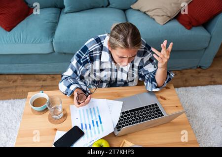 Le mani splash femminili ansiose e arrabbiate non sono in grado di accedere al database sul laptop dimenticando la password con segnale wifi debole. La pazza scioccò la giovane piccola impresa OW Foto Stock