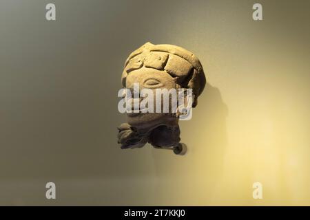 Antica testa in ceramica antropomorfa presso il museo d'oro Foto Stock