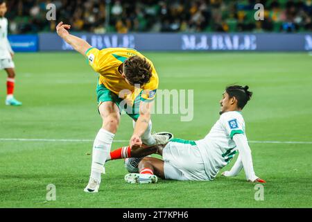 Melbourne, Victoria, Australia. 16 novembre 2023. MELBOURNE, AUSTRALIA - 16 NOVEMBRE: Jordan Bos of Australia in competizione con Bishwanath Ghosh del Bangladesh durante la partita di qualificazione della Coppa del mondo FIFA 2026 tra Australia Socceroos e Bangladesh all'AAMI Park il 16 novembre 2023 a Melbourne, Australia (Credit Image: © Chris Putnam/ZUMA Press Wire) SOLO PER USO EDITORIALE! Non per USO commerciale! Foto Stock