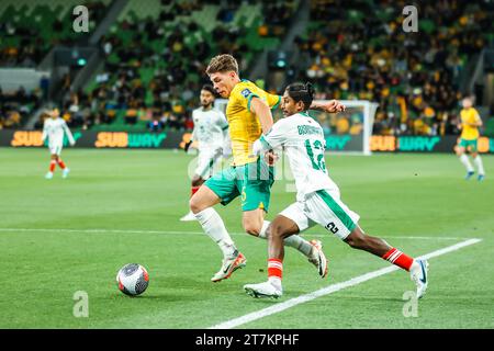 Melbourne, Victoria, Australia. 16 novembre 2023. MELBOURNE, AUSTRALIA - 16 NOVEMBRE: Jordan Bos of Australia in competizione con Bishwanath Ghosh del Bangladesh durante la partita di qualificazione della Coppa del mondo FIFA 2026 tra Australia Socceroos e Bangladesh all'AAMI Park il 16 novembre 2023 a Melbourne, Australia (Credit Image: © Chris Putnam/ZUMA Press Wire) SOLO PER USO EDITORIALE! Non per USO commerciale! Foto Stock