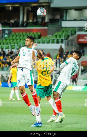 Melbourne, Victoria, Australia. 16 novembre 2023. MELBOURNE, AUSTRALIA - 16 NOVEMBRE: L'australiano Jackson Irvine e il Bangladesh Saad Uddin gareggiano per un colpo di testa durante la partita di qualificazione della Coppa del mondo FIFA 2026 tra Australia Socceroos e Bangladesh all'AAMI Park il 16 novembre 2023 a Melbourne, Australia (immagine di credito: © Chris Putnam/ZUMA Press Wire) SOLO USO EDITORIALE! Non per USO commerciale! Foto Stock