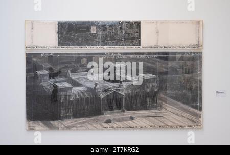 Saatchi Gallery, Londra, Regno Unito. 14 novembre 2023. Christo e Jeanne-Claude: Mostra sconfinata guardate retrospettiva la carriera e i risultati dei collaboratori artistici e dei partner di vita Christo e Jeanne-Claude e si svolge dal 15 novembre 2023 al 22 gennaio 2024. Crediti: Malcolm Park/Alamy Live News Foto Stock