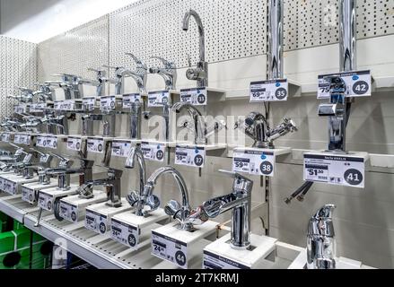 Italia - 15 novembre 2023: Rubinetti lavabo esposti in vendita presso il reparto ricambi idraulici del negozio fai-da-te Foto Stock