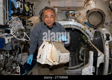 ISS - 27 ottobre 2023 - l'astronauta JAXA (Japan Aerospace Exploration Agency) e l'ingegnere di volo della Expedition 70 Satoshi Furukawa rimuove l'hardware da i Foto Stock