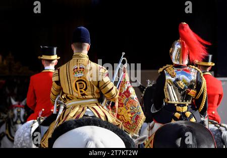 Household Cavalry montò il trombettista in uniforme cerimoniale completa con il cifrario reale Carlo III all'apertura di Stato del Parlamento, 7 novembre 2023 Foto Stock