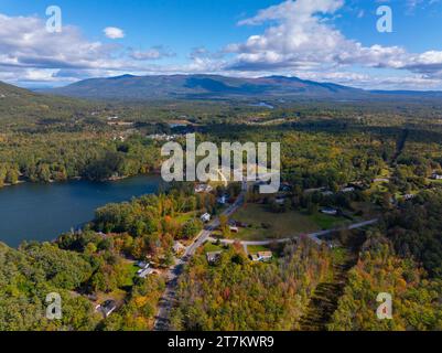 Vista aerea delle Ossipee Mountains in autunno dalla cima della città di Moultonborough, New Hampshire, New Hampshire, USA. Foto Stock