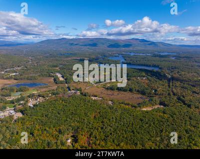 Vista aerea delle Ossipee Mountains in autunno dalla cima della città di Moultonborough, New Hampshire, New Hampshire, USA. Foto Stock