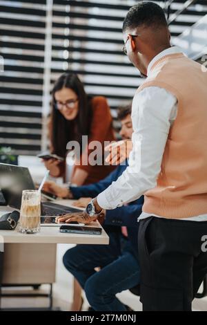 Il team aziendale si occupa di strategie per il successo aziendale in un ufficio aziendale, discutendo di analisi di mercato, statistiche finanziarie e pianificazione strategica. Foto Stock