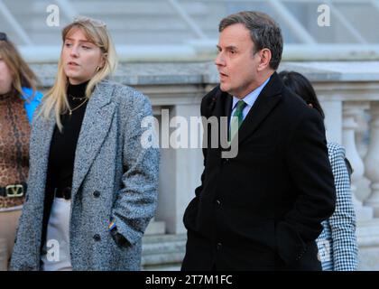 Westminster, Londra, Regno Unito. 15 novembre 2023. Greg Hands, deputato per Chelsea e Fulham, ministro per Londra, ex presidente del Partito Conservatore che è stato licenziato dal suo incarico da Rishi Sunak nell'ultimo rimpasto del governo, è visto camminare appena fuori Downing Street su Whitehall a Westminster. Crediti: Imageplotter/Alamy Live News Foto Stock