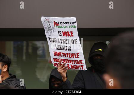 Londra, Regno Unito. 16/novembre/2023 gli studenti della Tower Hamlets School marciano per la Palestina gli studenti delle scuole della zona di Tower Hamlet o.f Londra hanno lasciato le loro classi per marciare in segno di protesta per una votazione al Parlamento del Regno Unito la notte prima, che non ha chiesto un cessate il fuoco a Gaza. La marcia si è conclusa al Tower Hamlets Town Hall di Whitechapel. Credito: Roland Ravenhill/Alamy. Foto Stock