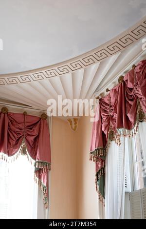 Design con intonaco a soffitto rotondo e finestre nel soggiorno della Owens-Thomas House a Savannah, Georgia Foto Stock