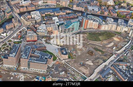 Aire Park, ex sito della tetley Brewery, Leeds City Centre, West Yorkshire, Inghilterra settentrionale, Regno Unito, sparato dall'alto Foto Stock