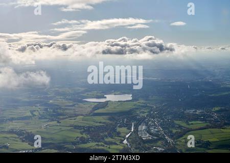 Una fotografia aerea eterea che guarda ad ovest sopra i Pennines verso Rochdale e mostra il lago Hollingworth sotto le nuvole, nel nord-ovest dell'Inghilterra, nel Regno Unito Foto Stock