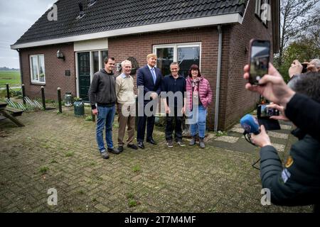 STOLWIJK - Re Willem-Alexander, insieme al Ministro uscente Piet Adema (Agricoltura, natura e qualità alimentare), visita un allevatore colpito dal virus della febbre catarrale degli ovini. Le aziende sono infettate dal virus della febbre catarrale degli ovini ogni giorno. ANP JEROEN JUMELET netherlands Out - belgium Out Foto Stock