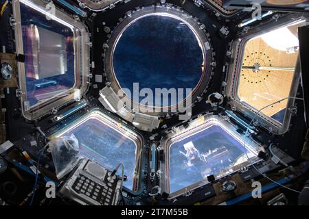ISS - 29 ottobre 2023 - la notte orbitale sbircia attraverso la cupola della stazione spaziale Internazionale, o "finestra sul mondo", quasi 270 miglia sopra la Foto Stock