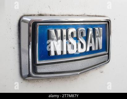 Primo piano del badge Nissan Classic con logo Foto Stock