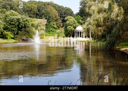 Il Larz Anderson Park è un parco boscoso, paesaggistico e acquatico di 64 ettari circa a Brookline, Massachusetts. Foto Stock