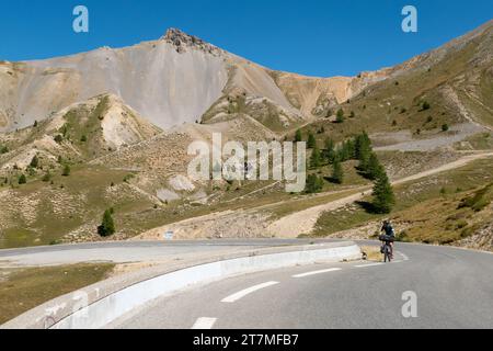 Strada verso il col d'Izoard nelle alte Alpi francesi Foto Stock