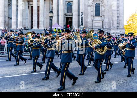 Una Royal Air Force Band Marching al Lord Mayor's Show, Londra, Regno Unito Foto Stock