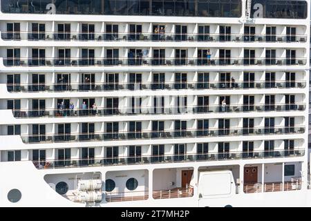 Cabine con balcone sulla nave da crociera MSC preziosa nel porto di Southampton , Southampton, Hampshire, Inghilterra, Regno Unito Foto Stock