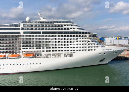 Nave da crociera MSC preziosa ormeggiata nel porto di Southampton , Southampton, Hampshire, Inghilterra, Regno Unito Foto Stock