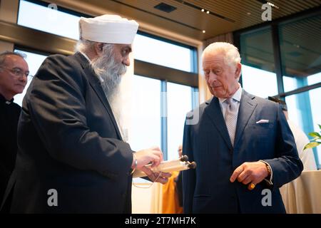 Re Carlo III parla con i leader della fede durante una visita alla nuova Lambeth Palace Library di Londra, in occasione della settimana della fede, che mira a rafforzare le relazioni interreligiose a tutti i livelli, e per aumentare la consapevolezza delle diverse e distinte comunità di fede nel Regno Unito. Data foto: Giovedì 16 novembre 2023. Foto Stock