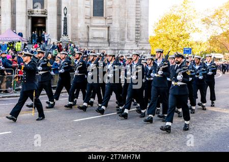 Il contingente armato della Royal Navy partecipa al Lord Mayor's Show, Londra, Regno Unito Foto Stock