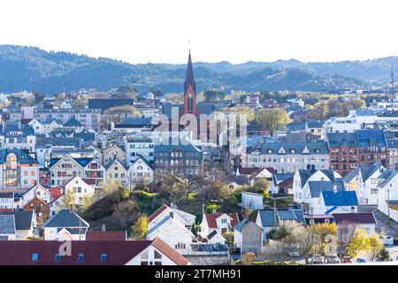 Vista della chiesa di Vår Frelsers e del centro città, Haugesund, Rogaland County, Norvegia Foto Stock