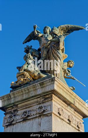 Vista angolare bassa della statua contro il cielo azzurro Foto Stock