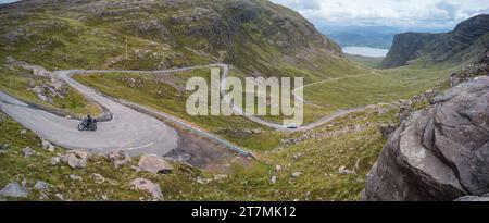 Motociclista vicino alla cima del passo di Bealach na Bà vicino ad Applecross, Scozia Foto Stock