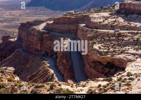 La Moki Dugway, ai margini di Cedar Mesa, nel sud-est dello Utah. Si tratta di una strada non asfaltata che scende per 1.200 metri in 5 chilometri circa dalla cima di Cedar Mesa Foto Stock