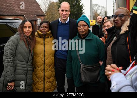 Il principe di Galles (centro) posa per le foto con Barbara Reid (destra) madre di Jessie James, un'adolescente uccisa nel 2006 in un parco a Moss Side, durante la sua visita al Millennium Powerhouse di Moss Side, un centro comunitario con la missione di creare un futuro più luminoso per i giovani a Manchester e di ascoltare il lavoro di mantenerlo reale 24 ore su 24, 7 giorni su 7, una banca alimentare e un'ancora di salvezza della comunità. Data foto: Giovedì 16 novembre 2023. Foto Stock