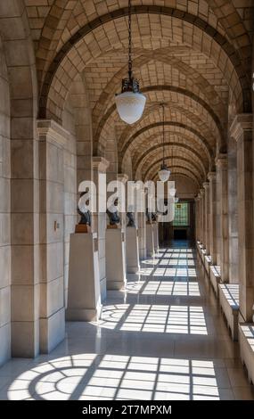 Corridoio con sculture di personaggi di spicco della storia del Nebraska nel Campidoglio del Nebraska a Lincoln Foto Stock